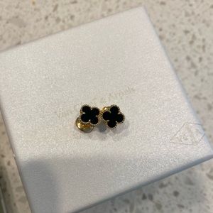 Van Cleef and Arpels sweet alhambra onyx earrings 18k yellow gold